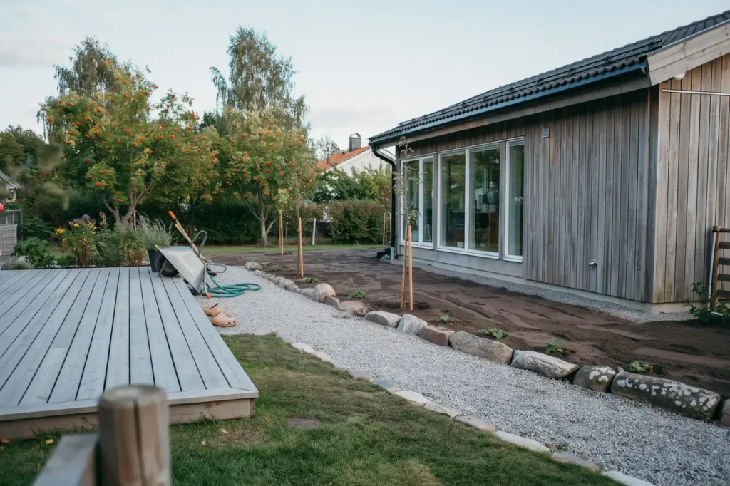 augusti p tomten r tt markarbete f r sensommarens gr smatta g ngar och planteringsytor